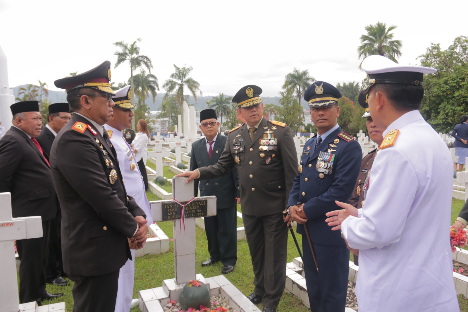 Jelang HUT TNI ke-78 Pangdam Pattimura Pimpin Ziarah Di TMP Kapahaha