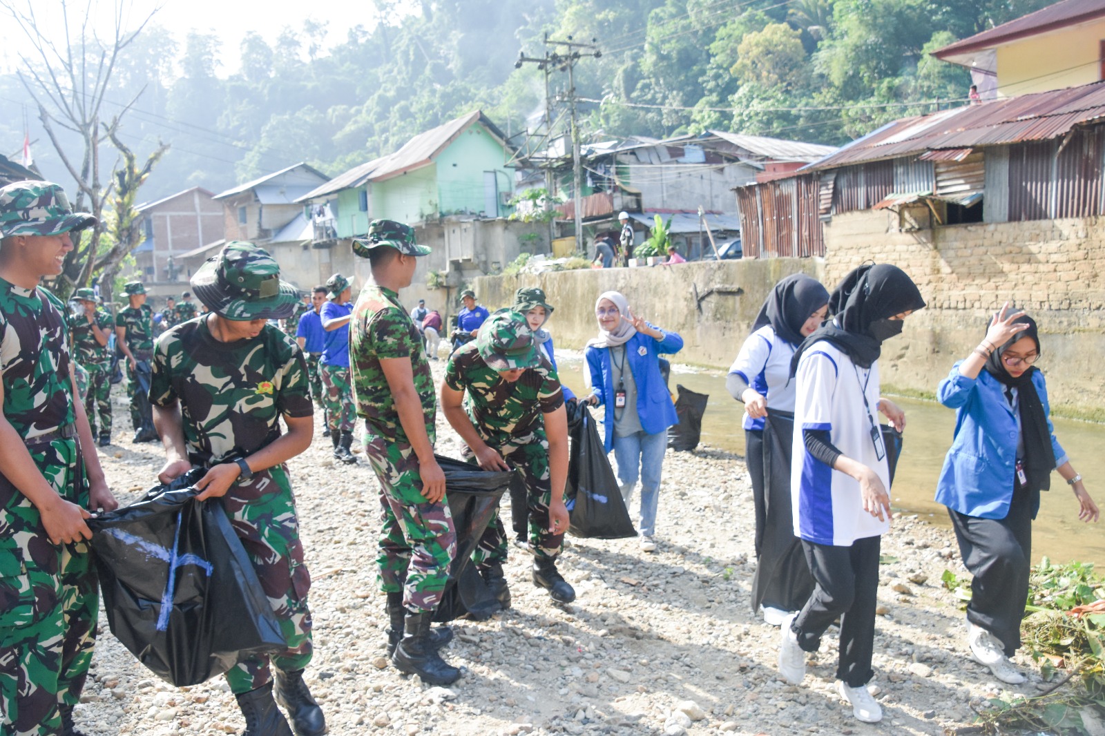 Aksi Bersih Pantai dan Sungai Warnai HUT Ke-78 TNI di Kota Ambon