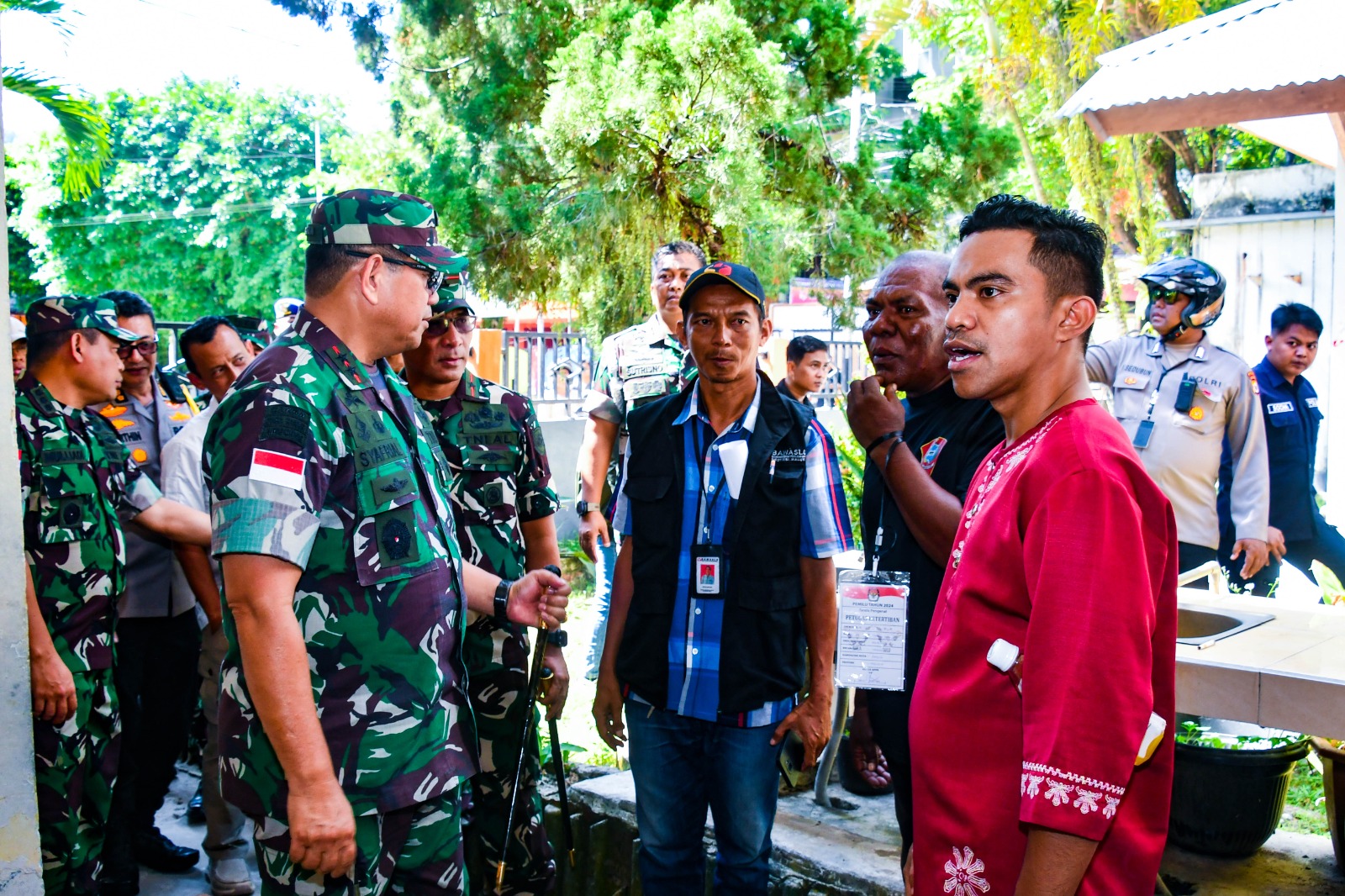 Yakinkan situasi Kondusif, Pangdam Pattimura Tinjau Sejumlah TPS
